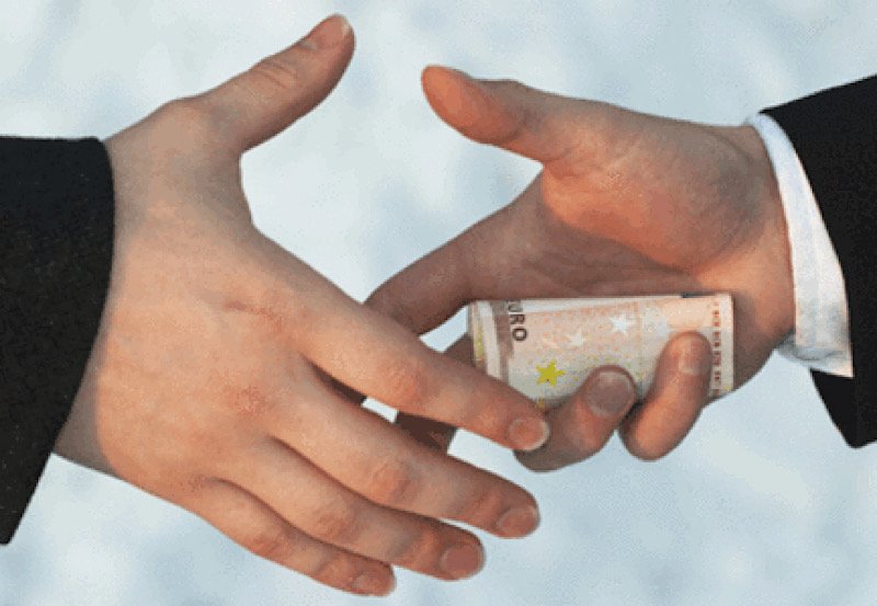 4 Former Customs Officers Sentenced to 35 Years for Bribery
