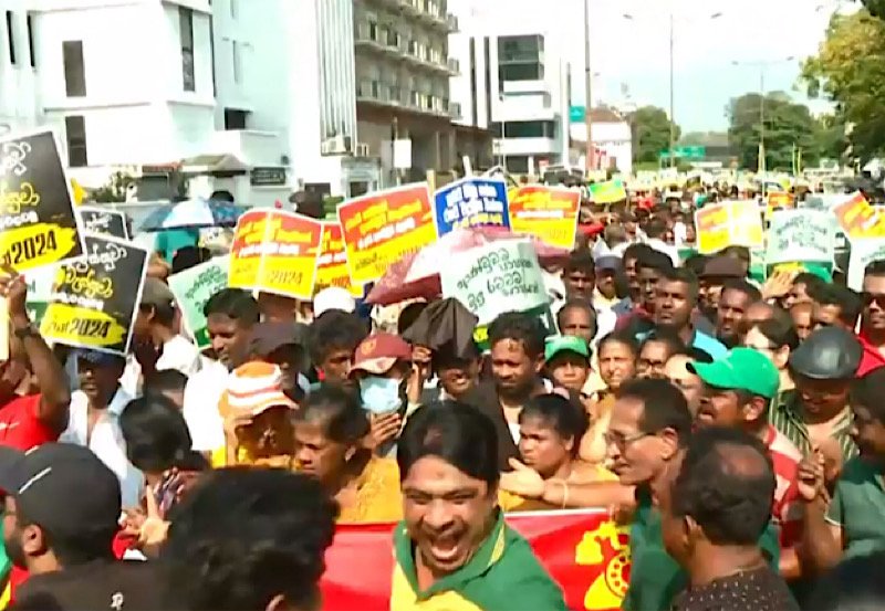 Samagi Jana Balawegaya protest causes traffic in Colombo 