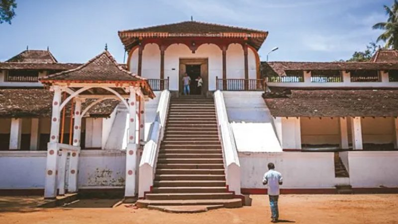 Saman Devalaya Officials Protest against Basnayake Nilame