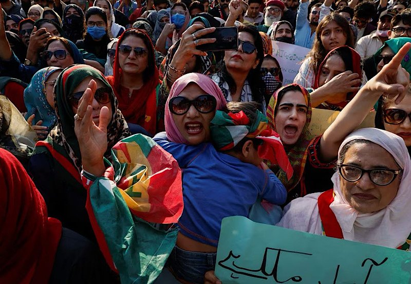 Pakistan's Khan-backed independents lead in final poll count