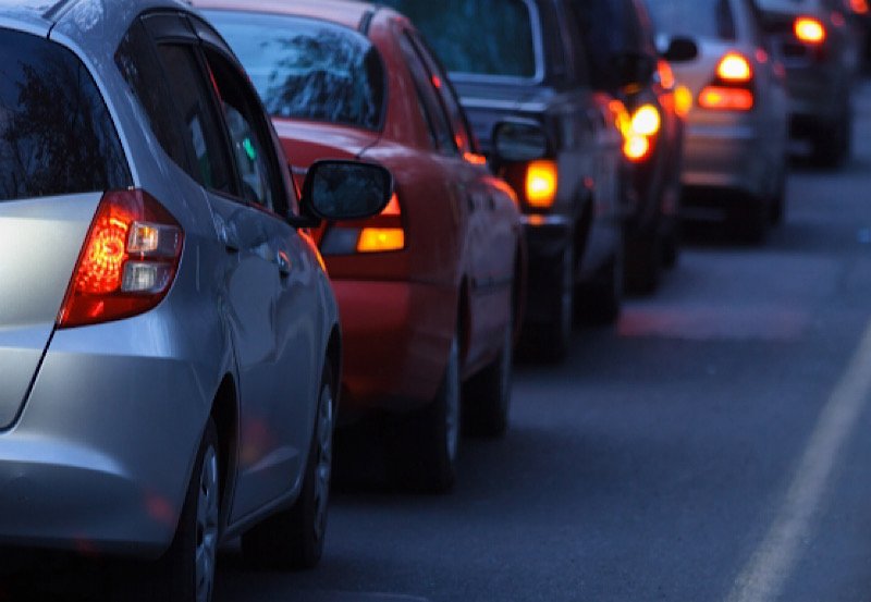 Fallen tree disrupts traffic on Colombo-Kandy Main Road
