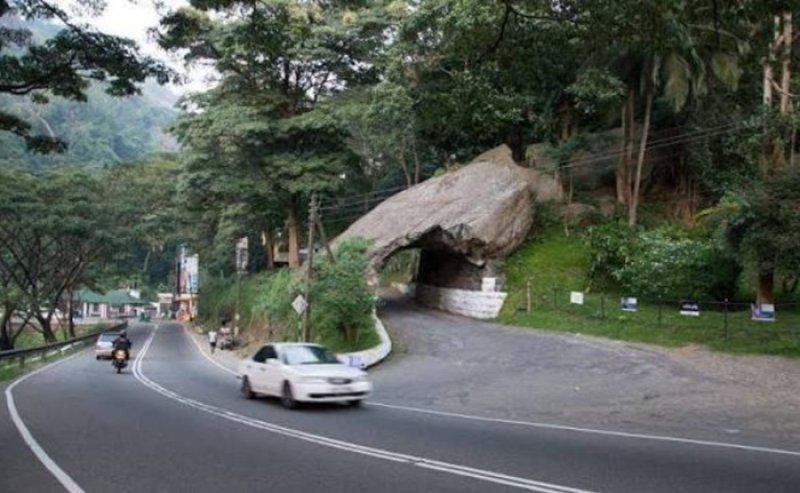 Colombo&ndash;Kandy main Road  closed due to rockfall risk