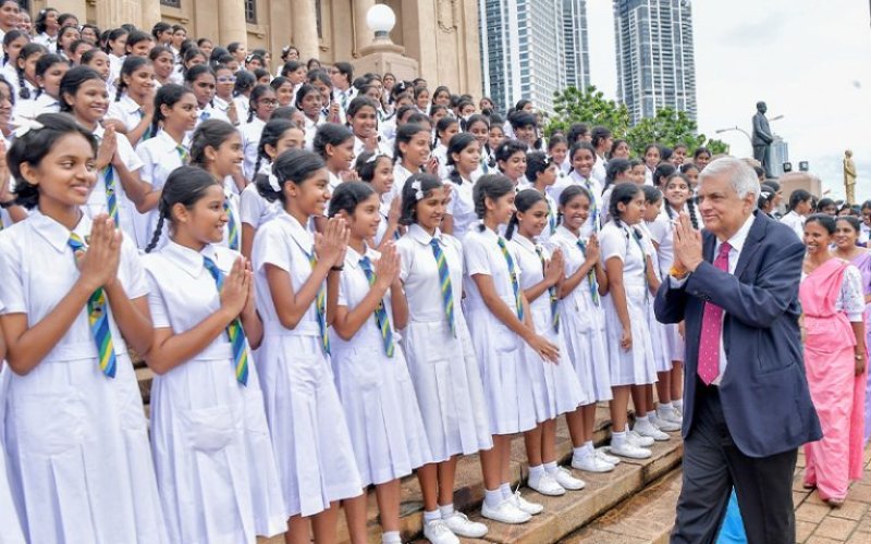 Students of Girls&rsquo; High School, Kandy Meets the President