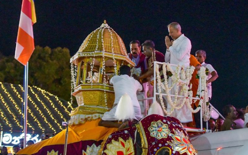  Sagala Ratnayaka engages in religious rituals at Kataragama