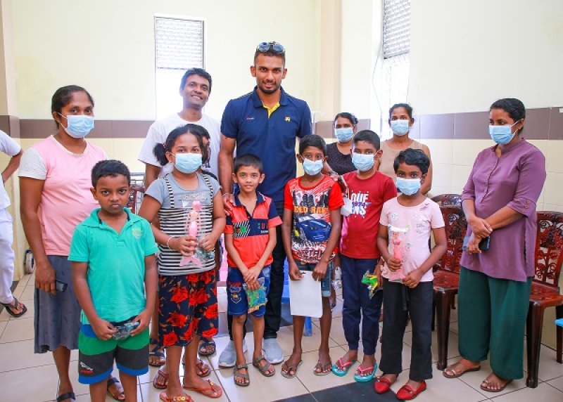 Sri Lankan cricketers visit Lady Ridgeway Hospital