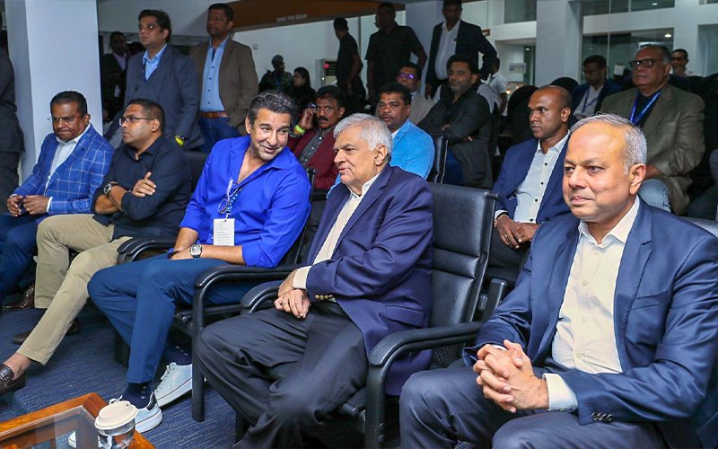 President receives warm response from LPL spectators
