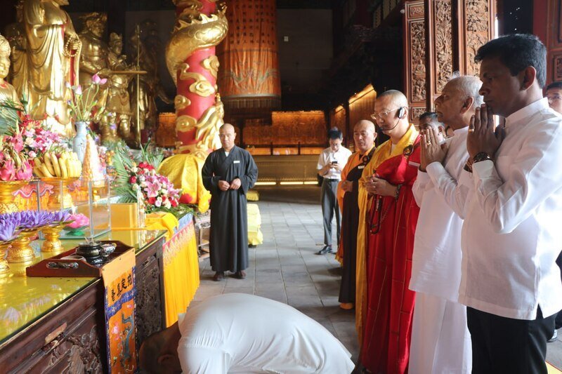 Prime Minister worships an ancient temple  