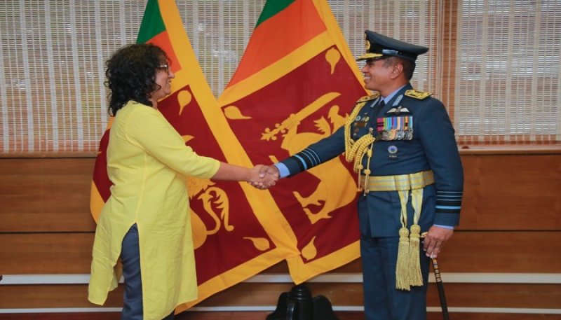 PM congratulates the19th Commander of SLAF on his retirement