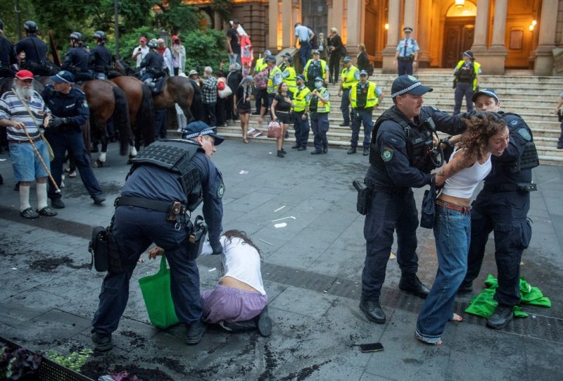 Clashes in Sydney over Israeli president&rsquo;s visit