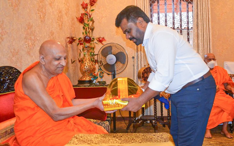 Prez  visits the Chief Prelates of Malwathu, Asgiri Temples