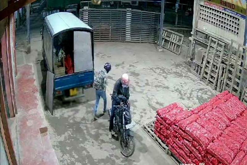 Six including businessmen remanded in Megoda robbery case