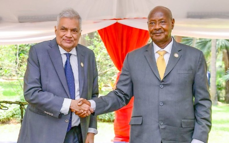 President  holds meeting with the President of Uganda