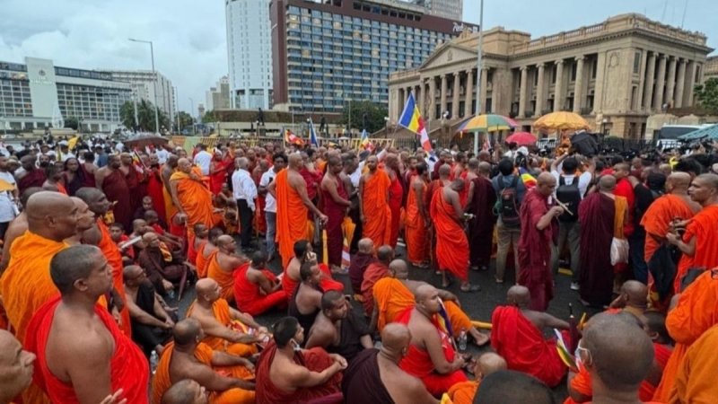 Police serve court order on monks protesting outside Presidential Secretariat