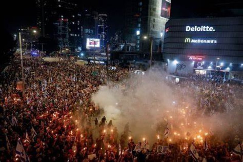 Tens of thousands take part in anti-govt protests in Israel