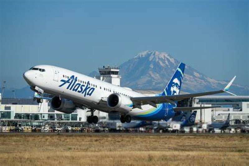 3 passengers on Alaska Airlines sue the airline and Boeing