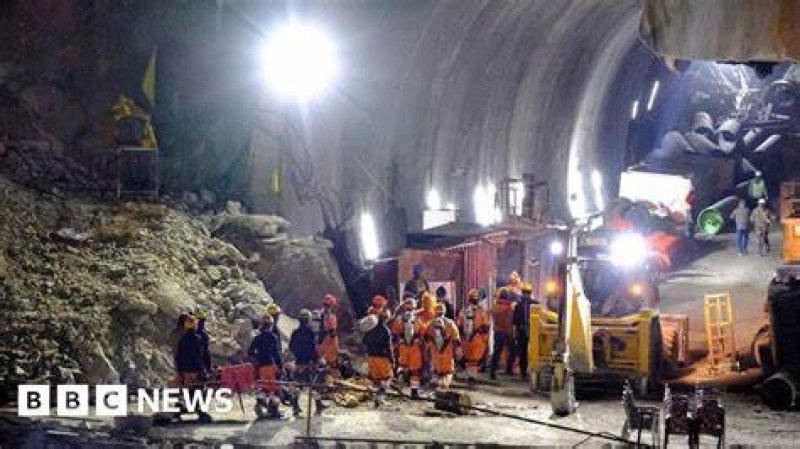 Last-minute snag delays rescue of trapped workers