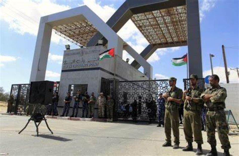 Hundreds of people leave Gaza as border finally opens