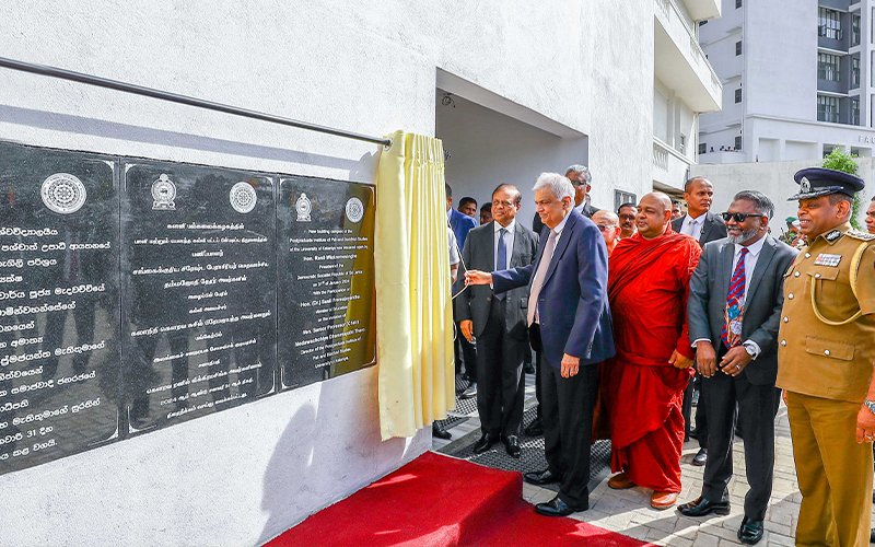 Prez inaugurats  new building complex at Kelaniya University