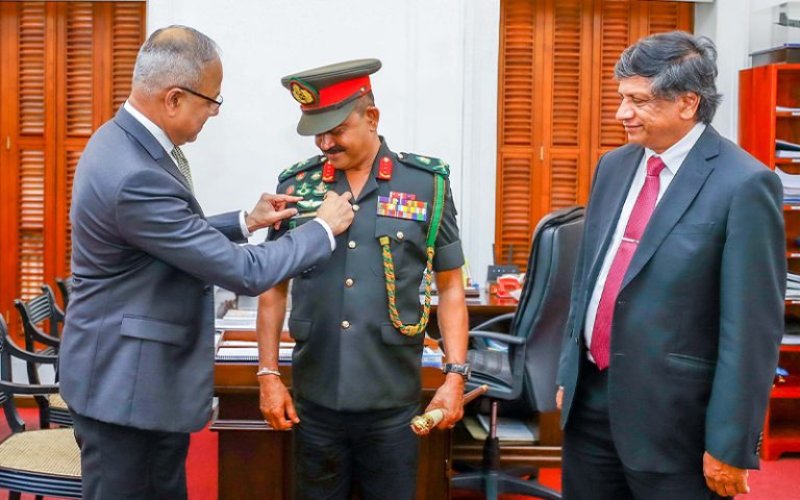 Army Commander  received commendation for his parachute jump