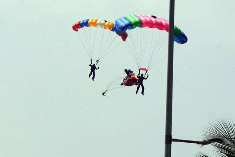 Three Paratroopers recover in mid-air mishap