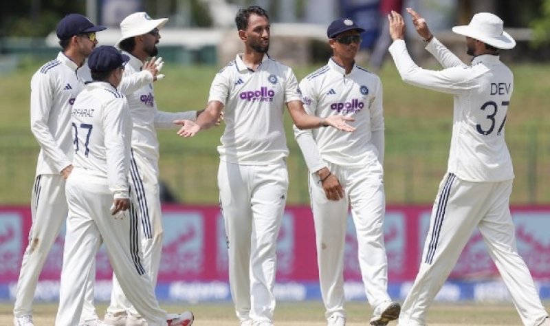 Sri Lanka left staring at defeat after late collapse