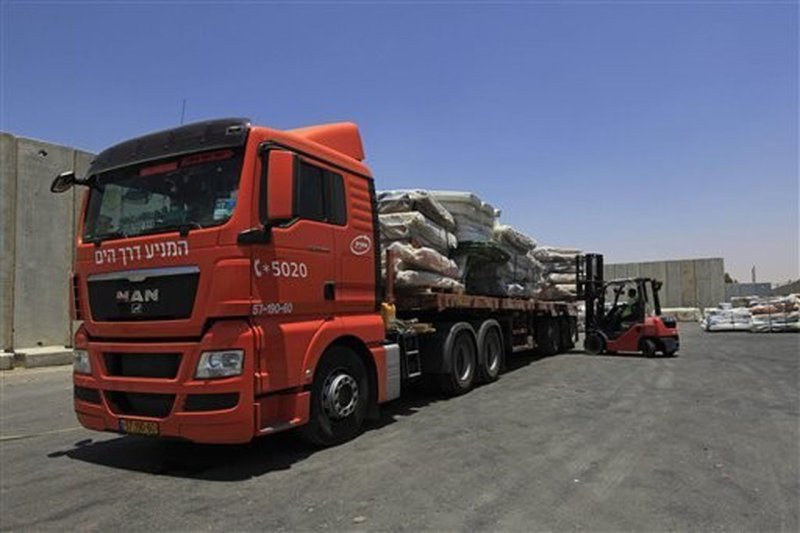 Aid lorries enter Gaza after Israel and Hamas pause fighting