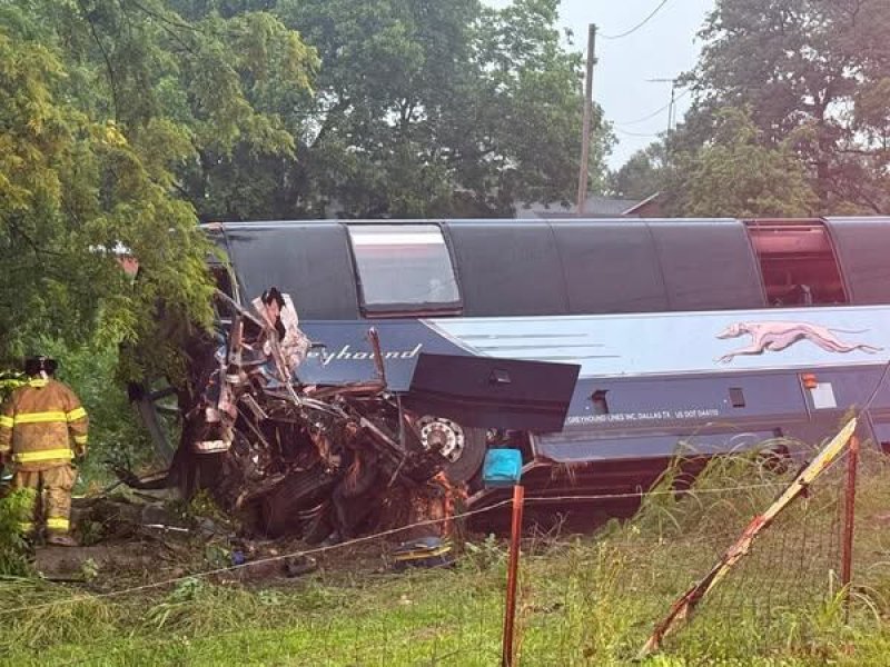 2 killed, dozens injured in Greyhound bus crash in US