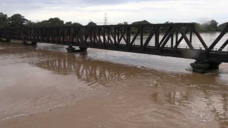 Mahaweli River overflows at Manampitiya