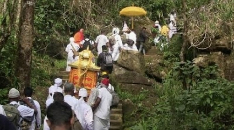 Large turnout of pilgrims at Sripada via Nallathanniya route
