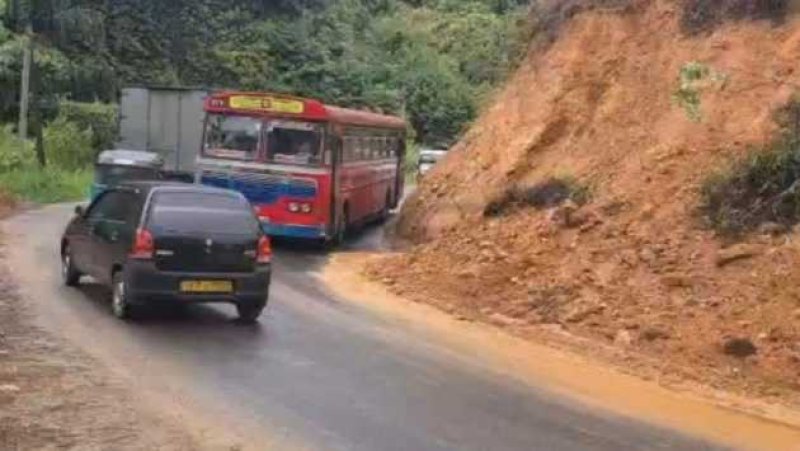 Hatton&ndash;Colombo Main Road blocked after landslide