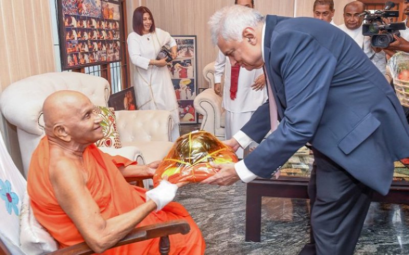 President Receives Unwavering Support from the Maha Sangha 