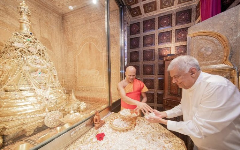 President pays homage to the historic Dalada Maligawa 
