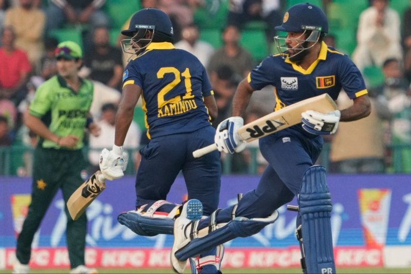 SL  beat Pakistan by 8 wickets to keep final hopes alive