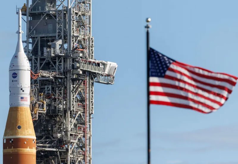 Nasa astronauts' moon mission delayed due to rocket issue