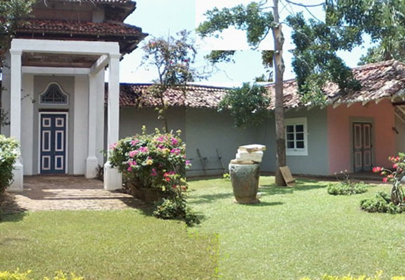Thieves rob ex-minister's home