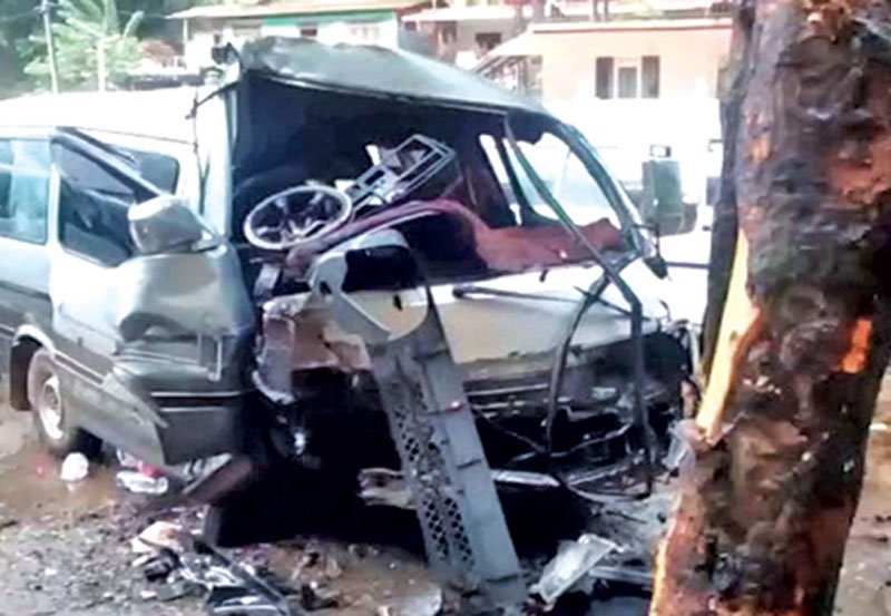 Galgamuwa van crash: 1 dead, multiple injured
