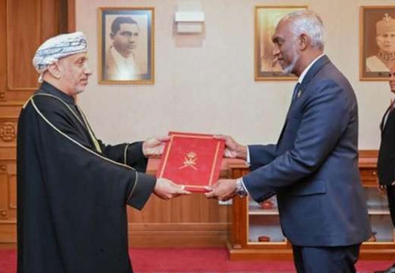 Oman&rsquo;s envoy to SL presents credentials to Maldives prez