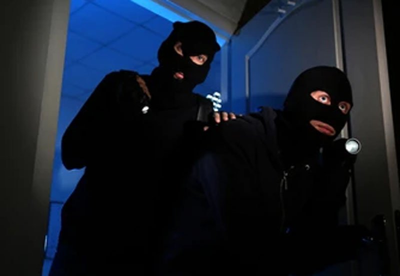 Thieves break into Chilaw leasing company, Steal Rs. 7.1 Mn