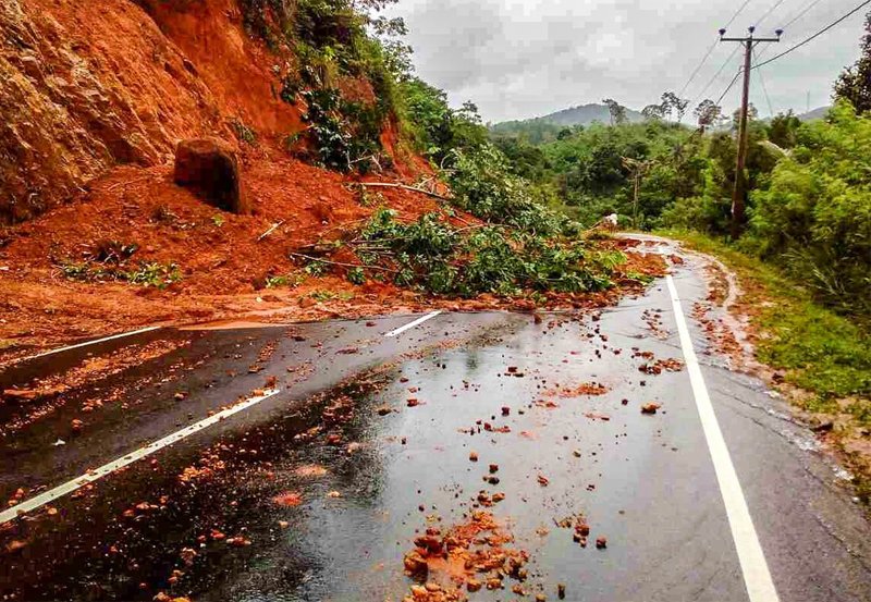 Earth mound collapse blocks Beragala-Wellawaya main road