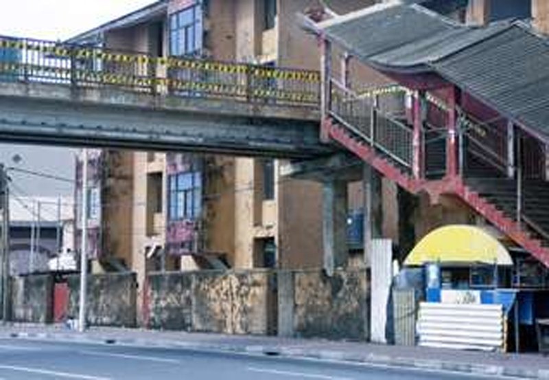 Marine Drive closed near Bambalapitiya Railway Station 