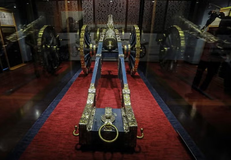Pressure grows on UK as Dutch returns colonial artefacts