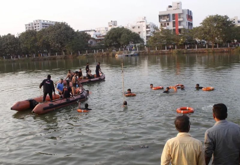 Indian boat capsizes, drowning 15 students and teacher