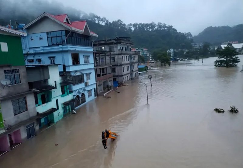 Floods in India kill 10; 23 soldiers missing