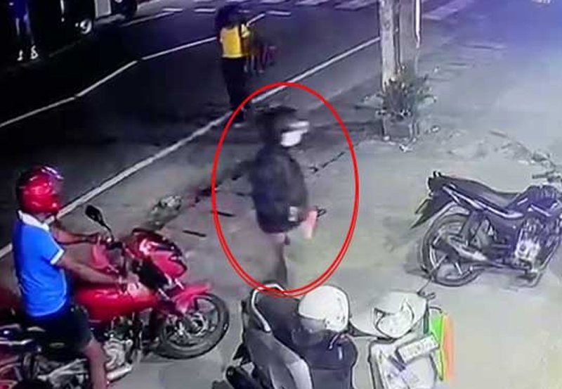 Gunmen mistakenly target 21-year-old at mobile shop