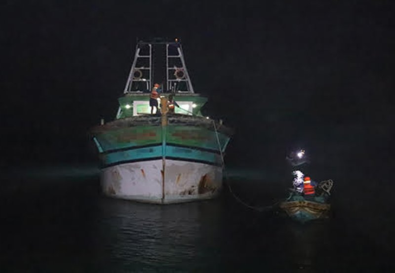 Navy arrests another 10 Indian fishermen in SL waters