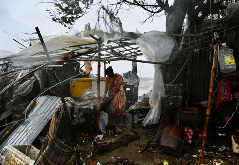 16 killed as powerful cyclone hits Bangladesh, India