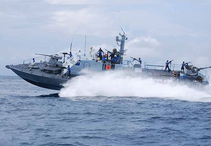 Navy arrests  27 fishermen in 5 trawlers in SL waters