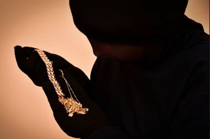 Remanded for robbery of imitation gold chain