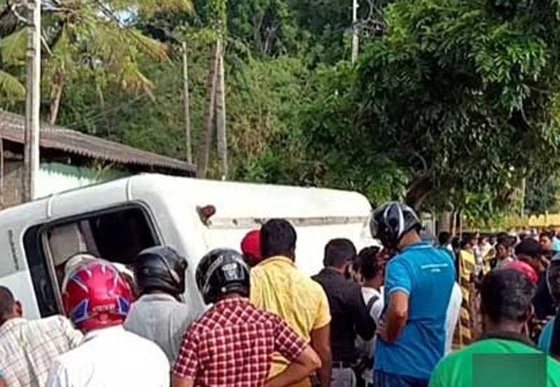 Schoolchildren among 15 injured in Wellawaya bus accident