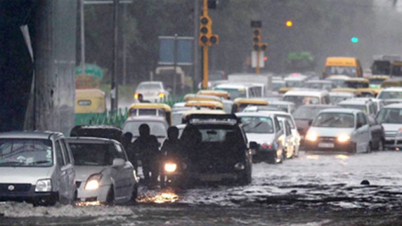 Colombo roads blocked by floods, fallen trees